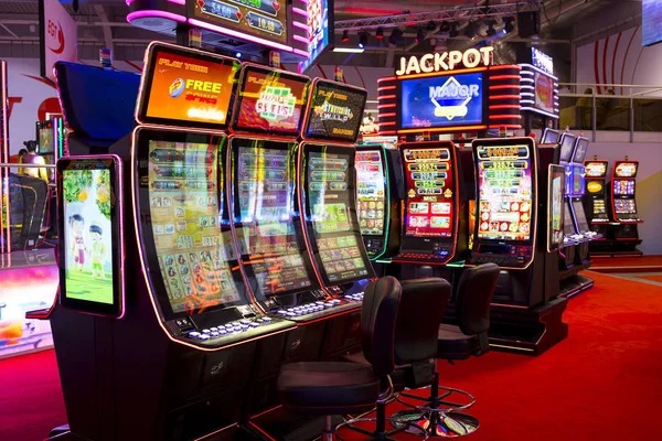 Crash multiplier display showing real-time coefficient and player cash-out feed